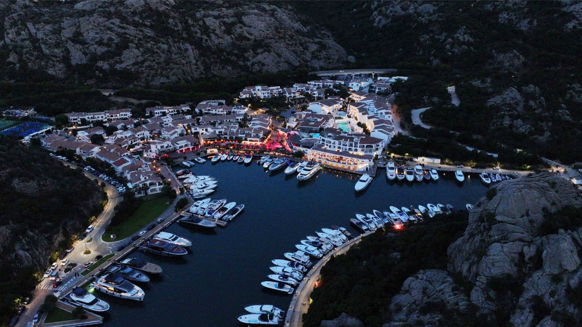 Veduta aerea del borgo di Poltu Quatu tra la macchia mediterranea e la darsena
